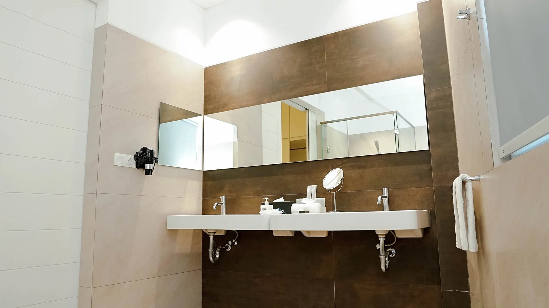 Image 3 of Suite Twin